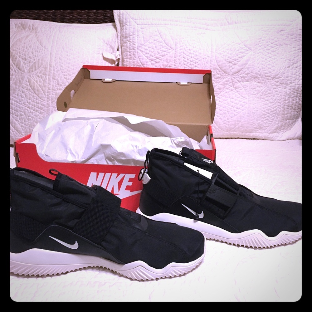 BRAND NEW NEVER WORN Nike Komyuters